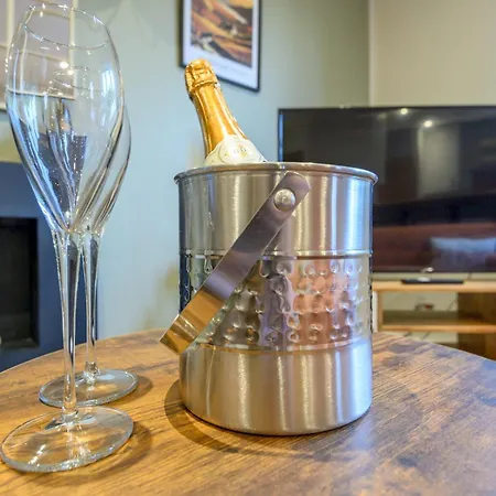 公寓 Pass The Keys Family Friendly In Baildon Court-free Parking *
