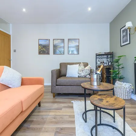 Pass The Keys Family Friendly In Baildon Court-free Parking Apartment