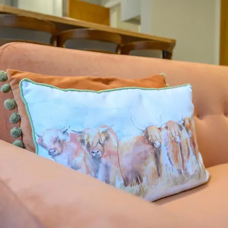 Pass The Keys Family Friendly In Baildon Court-free Parking Apartment *