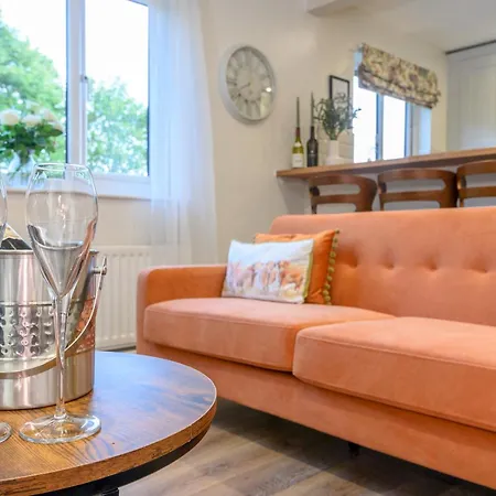 Pass The Keys Family Friendly In Baildon Court-free Parking *