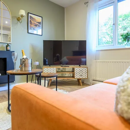 Pass The Keys Family Friendly In Baildon Court-free Parking