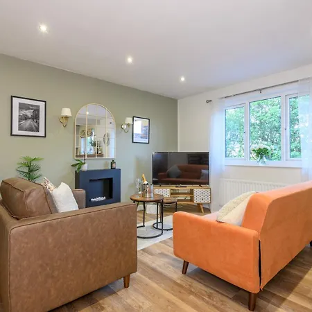 Pass The Keys Family Friendly In Baildon Court-free Parking *