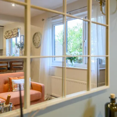 Pass The Keys Family Friendly In Baildon Court-free Parking Apartment *