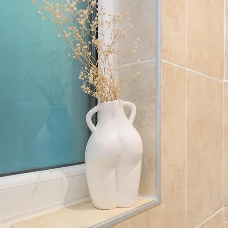 Pass The Keys Family Friendly In Baildon Court-free Parking Apartment Bradford (West Yorkshire)