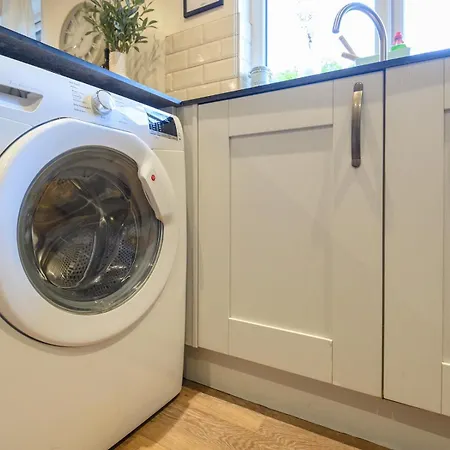 Pass The Keys Family Friendly In Baildon Court-free Parking Apartment