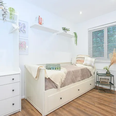 Apartment Pass The Keys Family Friendly In Baildon Court-free Parking *