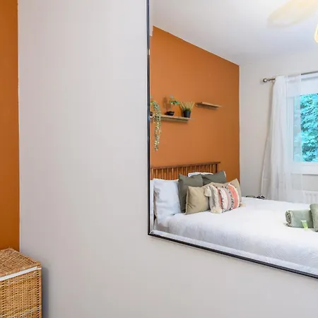 Pass The Keys Family Friendly In Baildon Court-free Parking Apartment