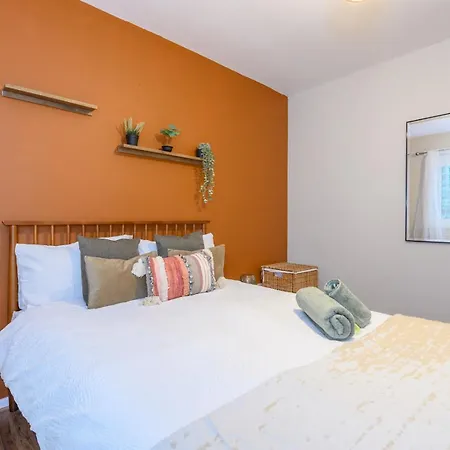 Pass The Keys Family Friendly In Baildon Court-free Parking Bradford (West Yorkshire)