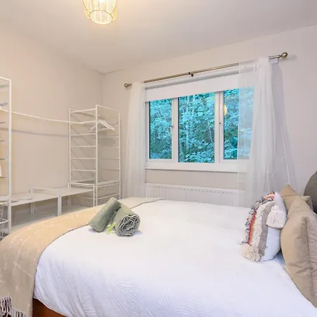 Pass The Keys Family Friendly In Baildon Court-free Parking Bradford (West Yorkshire)