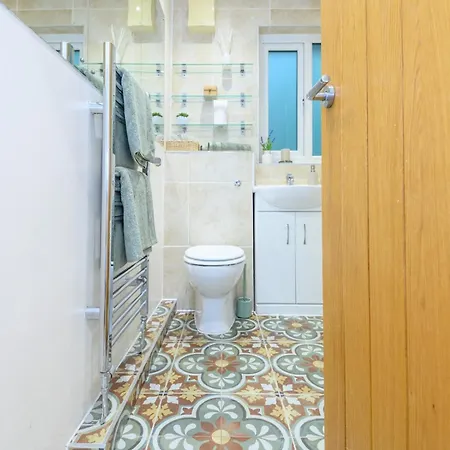 Apartment Pass The Keys Family Friendly In Baildon Court-free Parking