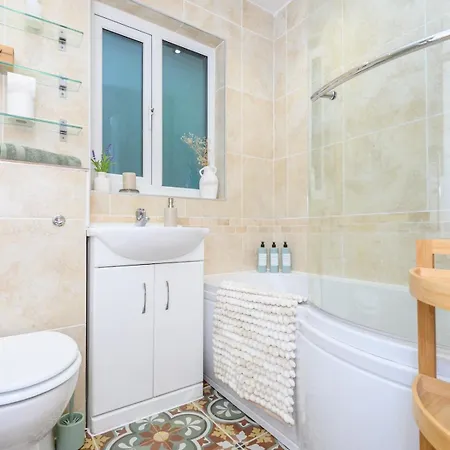 Pass The Keys Family Friendly In Baildon Court-free Parking Apartment Bradford (West Yorkshire)