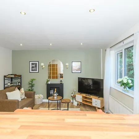 Pass The Keys Family Friendly In Baildon Court-free Parking *