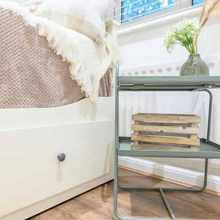 Pass The Keys Family Friendly In Baildon Court-free Parking Apartment *