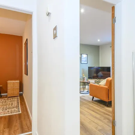 Pass The Keys Family Friendly In Baildon Court-free Parking * Bradford (West Yorkshire)