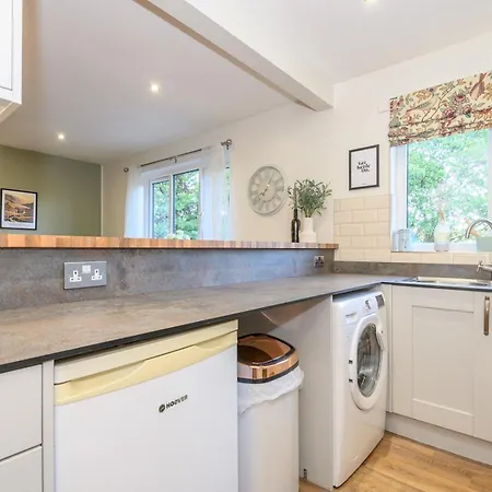 Pass The Keys Family Friendly In Baildon Court-free Parking