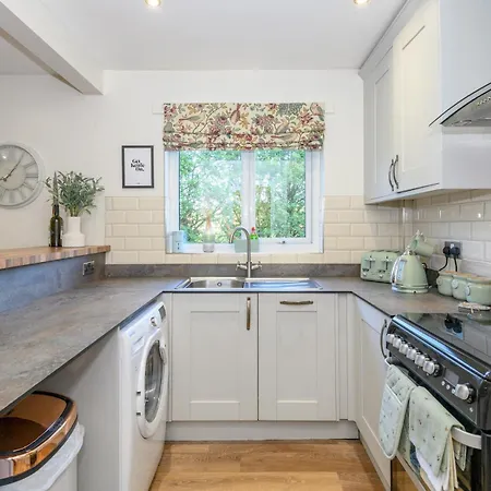 Pass The Keys Family Friendly In Baildon Court-free Parking Apartment