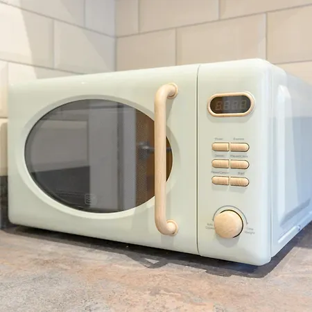 Pass The Keys Family Friendly In Baildon Court-free Parking Apartment *