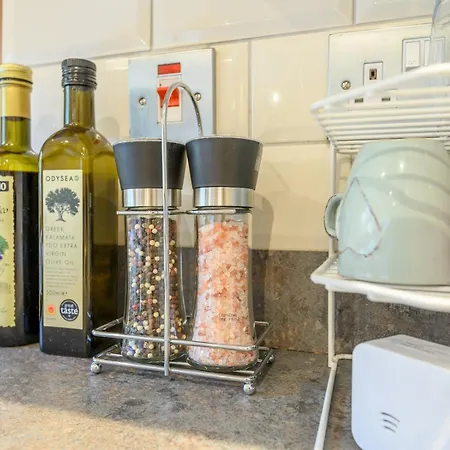 Pass The Keys Family Friendly In Baildon Court-free Parking Apartment Bradford (West Yorkshire)
