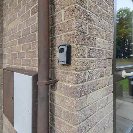 Pass The Keys Family Friendly In Baildon Court-free Parking *