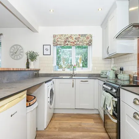 Pass The Keys Family Friendly In Baildon Court-free Parking Apartment Bradford (West Yorkshire)