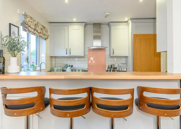 Pass The Keys Family Friendly In Baildon Court-free Parking Apartment