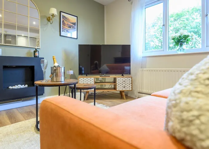 Pass The Keys Family Friendly In Baildon Court-free Parking