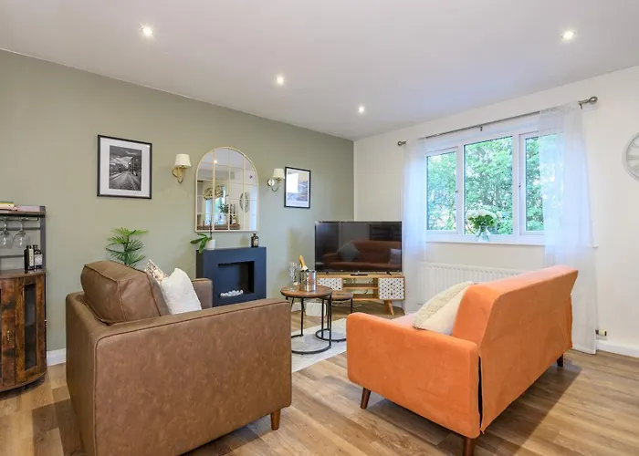 Pass The Keys Family Friendly In Baildon Court-free Parking *