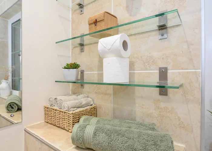 Pass The Keys Family Friendly In Baildon Court-free Parking