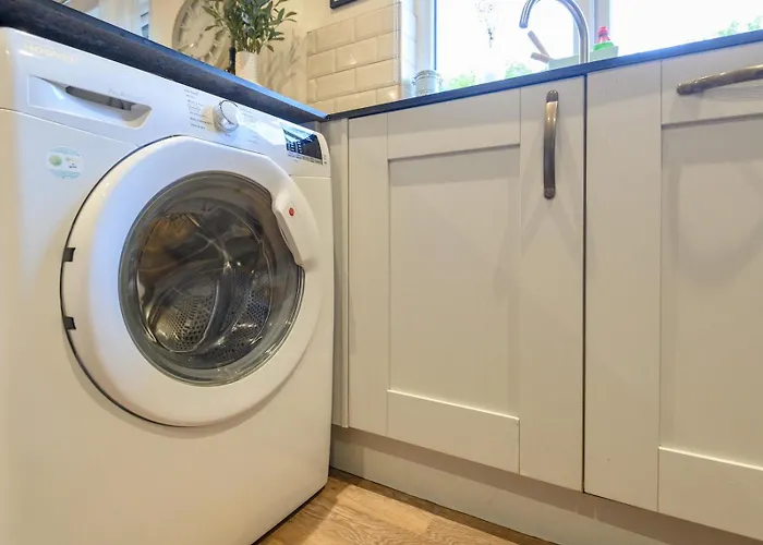 Pass The Keys Family Friendly In Baildon Court-free Parking Apartment