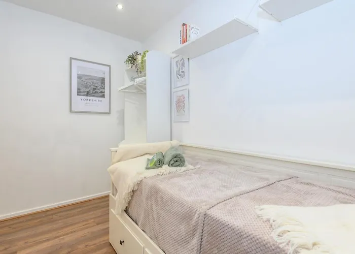 Pass The Keys Family Friendly In Baildon Court-free Parking Bradford (West Yorkshire)