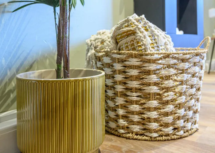 Pass The Keys Family Friendly In Baildon Court-free Parking Apartment *