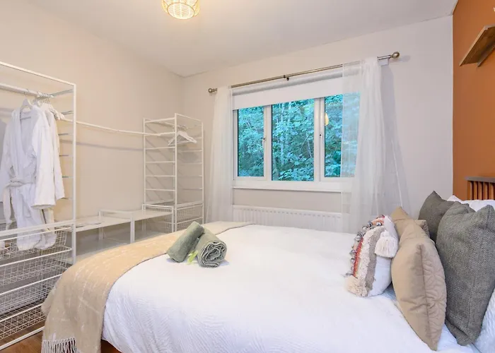 Pass The Keys Family Friendly In Baildon Court-free Parking Bradford (West Yorkshire)