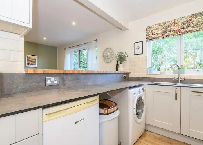 Pass The Keys Family Friendly In Baildon Court-free Parking