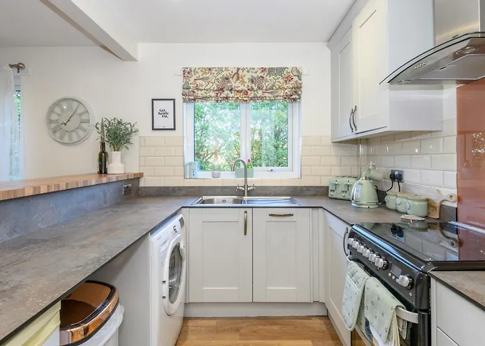 Pass The Keys Family Friendly In Baildon Court-free Parking Apartment