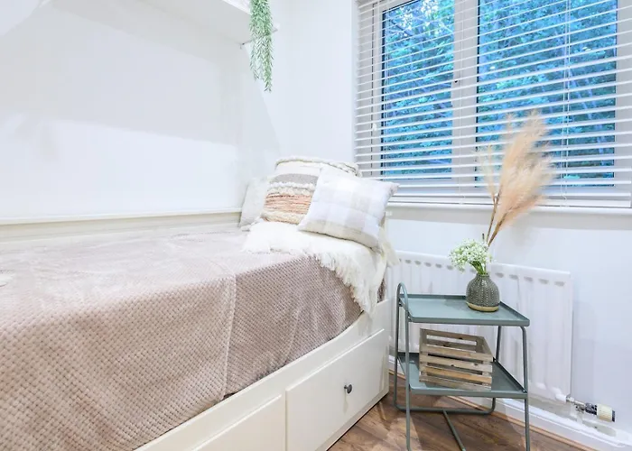 Apartment Pass The Keys Family Friendly In Baildon Court-free Parking