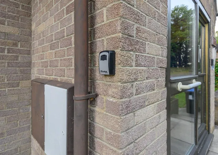 Pass The Keys Family Friendly In Baildon Court-free Parking *