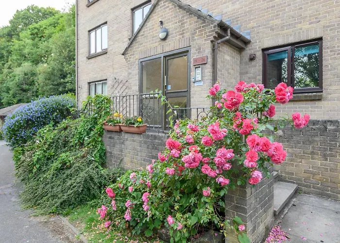 Pass The Keys Family Friendly In Baildon Court-free Parking Apartment