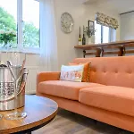 Pass The Keys Family Friendly In Baildon Court-free Parking *