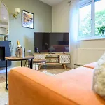 Pass The Keys Family Friendly In Baildon Court-free Parking